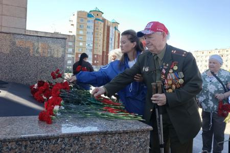Ямальские коммунисты возложили цветы к мемориалам погибших советских воинов