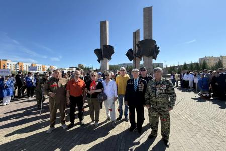 Ямальские коммунисты возложили цветы к мемориалам погибших советских воинов
