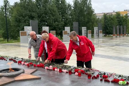 Ямальские коммунисты возложили цветы к мемориалам погибших советских воинов