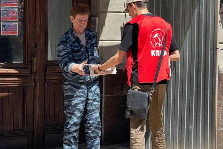 Крым. «Красные в городе»: акция по распространению газеты «Правда» продолжается