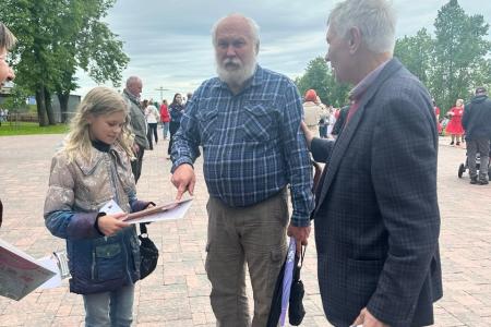 Красные шары в День защиты детей в Костроме