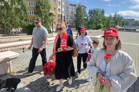 Ямальские коммунисты возложили цветы к мемориалам погибших советских воинов