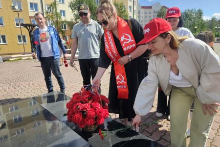 Ямальские коммунисты возложили цветы к мемориалам погибших советских воинов