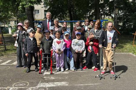 «Чужих детей не бывает»: ульяновские коммунисты поздравили воспитанников детских домов с 1 июня