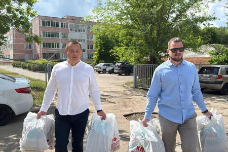 «Чужих детей не бывает»: ульяновские коммунисты поздравили воспитанников детских домов с 1 июня