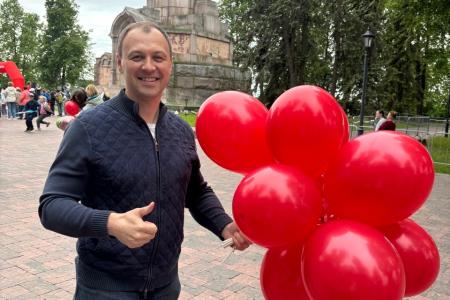 Красные шары в День защиты детей в Костроме