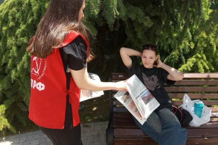 «Красные в городе»: крымские комсомольцы распространяют свежий выпуск газеты «Правда»