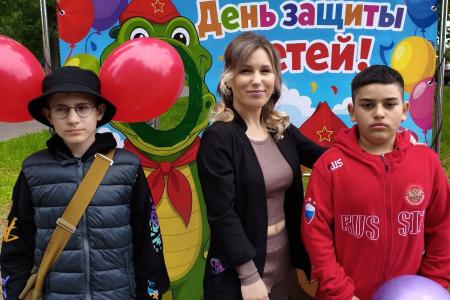 Красные шары в День защиты детей в Костроме