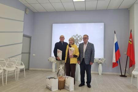 Руководитель фракции КПРФ в Мособлдуме Александр Наумов поздравил в Домодедове семейную пару с 60-летием совместной жизни