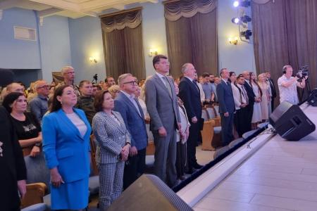 Руководитель фракции КПРФ в Мособлдуме Александр Наумов поблагодарил главу Дмитрова Михаила Шувалова за работу в округе