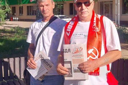 Саратовская область. В Балаково коммунисты в ходе агит-рейда распространили материалы с позицией областного отделения партии по ситуации с ценами и доступностью бензина