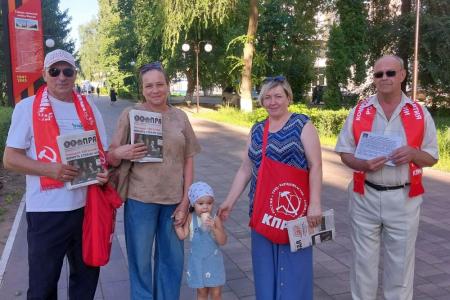 Саратовская область. В Балаково коммунисты в ходе агит-рейда распространили материалы с позицией областного отделения партии по ситуации с ценами и доступностью бензина