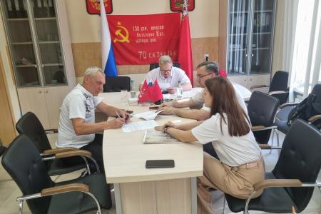 Руководитель фракции КПРФ в Мособлдуме Александр Наумов провел прием граждан в Ступино