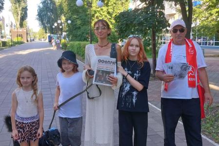 Саратовская область. В Балаково коммунисты в ходе агит-рейда распространили материалы с позицией областного отделения партии по ситуации с ценами и доступностью бензина