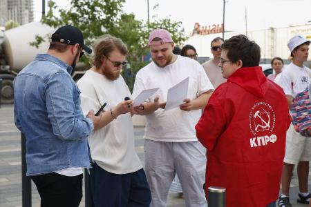 Жители района Отрадное в борьбе за чистоту экологии. Встреча с депутатом Мосгордумы Н.Г. Зубрилиным