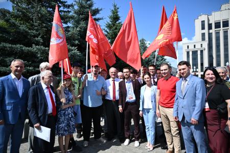 Г.А. Зюганов возложил цветы к памятнику Ленину в Казани