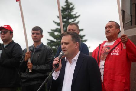 От пепелища войны — к цветущему саду: в Калининграде коммунисты отметили 80 летие региона