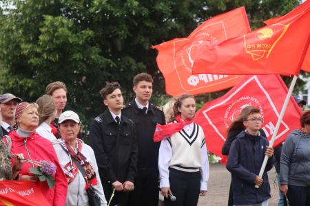 От пепелища войны — к цветущему саду: в Калининграде коммунисты отметили 80 летие региона