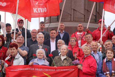 От пепелища войны — к цветущему саду: в Калининграде коммунисты отметили 80 летие региона