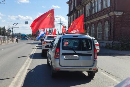 Коммунисты Архангельска украсили День ВМФ «Красными крыльями Победы»
