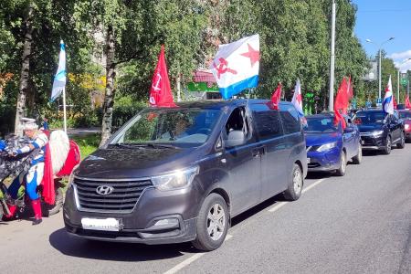 Коммунисты Архангельска украсили День ВМФ «Красными крыльями Победы»