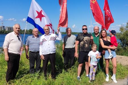 Коммунисты Архангельска украсили День ВМФ «Красными крыльями Победы»