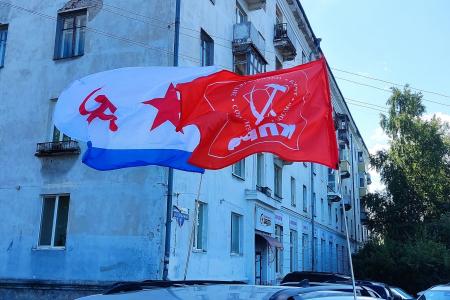Коммунисты Архангельска украсили День ВМФ «Красными крыльями Победы»