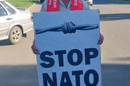 Стоп НАТО! Саратовская область. Коммунисты Балаково провели одиночные пикеты