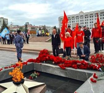 Коммунисты и комсомольцы Самары возложили цветы к Вечному огню в честь ветеранов боевых действий