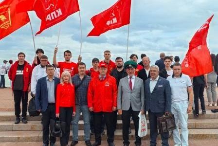 Коммунисты и комсомольцы Самары возложили цветы к Вечному огню в честь ветеранов боевых действий