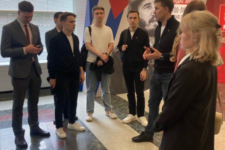 Комсомольцы посетили выставку КПРФ "Солдат эпохи. К 100-летию со дня рождения Фиделя Кастро»