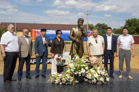 Глава коммунистов Калмыкии Николай Нуров поздравил черноземельцев с Днем республики