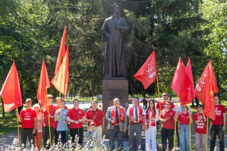 Сто лет памяти: курские коммунисты возложили цветы к памятнику Феликсу Дзержинскому