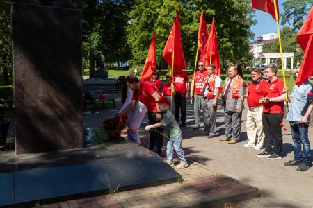 Сто лет памяти: курские коммунисты возложили цветы к памятнику Феликсу Дзержинскому