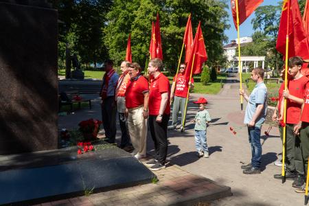 Сто лет памяти: курские коммунисты возложили цветы к памятнику Феликсу Дзержинскому