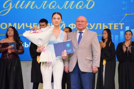 Заместитель Председателя Народного Хурала Калмыкии – глава фракции КПРФ Николай Нуров вручил дипломы выпускникам КалмГУ