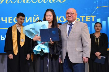 Заместитель Председателя Народного Хурала Калмыкии – глава фракции КПРФ Николай Нуров вручил дипломы выпускникам КалмГУ