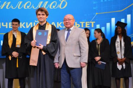 Заместитель Председателя Народного Хурала Калмыкии – глава фракции КПРФ Николай Нуров вручил дипломы выпускникам КалмГУ