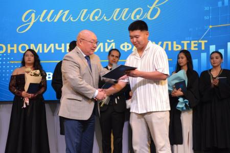 Заместитель Председателя Народного Хурала Калмыкии – глава фракции КПРФ Николай Нуров вручил дипломы выпускникам КалмГУ