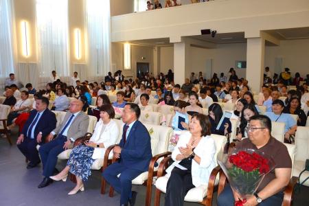 Заместитель Председателя Народного Хурала Калмыкии – глава фракции КПРФ Николай Нуров вручил дипломы выпускникам КалмГУ