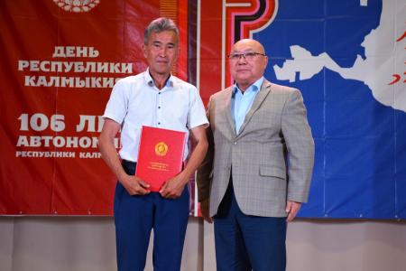 Глава коммунистов Калмыкии Николай Нуров поздравил черноземельцев с Днем республики