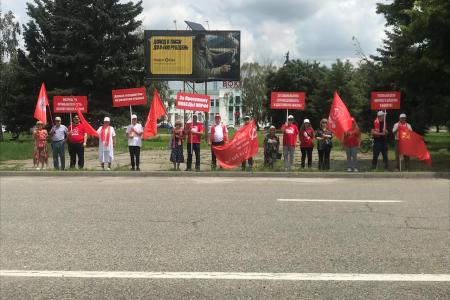 С Красным Знаменем в руках! Пикет КПРФ в Черкесске: За Программу Победы КПРФ!