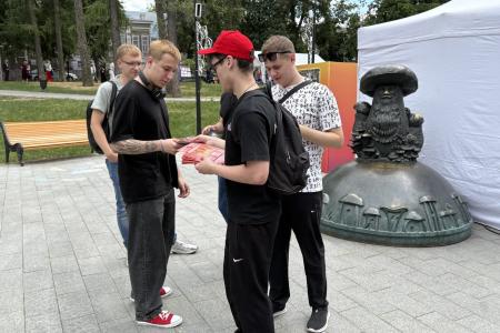 Рязанские коммунисты-комсомольцы поздравили молодежь с праздником и провели информационную акцию