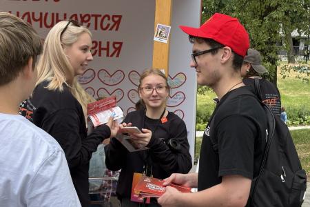 Рязанские коммунисты-комсомольцы поздравили молодежь с праздником и провели информационную акцию