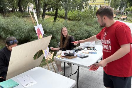 Рязанские коммунисты-комсомольцы поздравили молодежь с праздником и провели информационную акцию