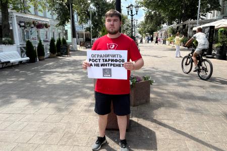 Рязанские коммунисты-комсомольцы поздравили молодежь с праздником и провели информационную акцию