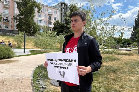Рязанские коммунисты-комсомольцы поздравили молодежь с праздником и провели информационную акцию