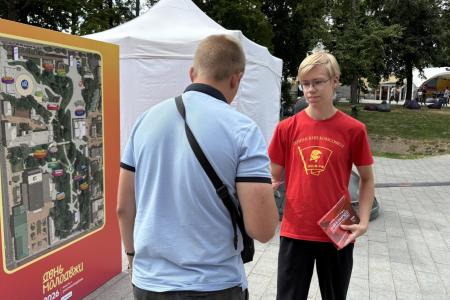 Рязанские коммунисты-комсомольцы поздравили молодежь с праздником и провели информационную акцию