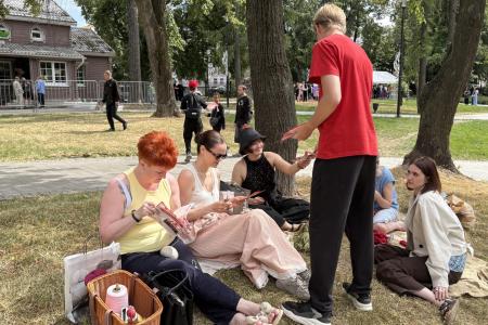 Рязанские коммунисты-комсомольцы поздравили молодежь с праздником и провели информационную акцию