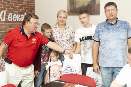 Курская область: в День семьи, любви и верности коммунисты встретились с многодетными семьями